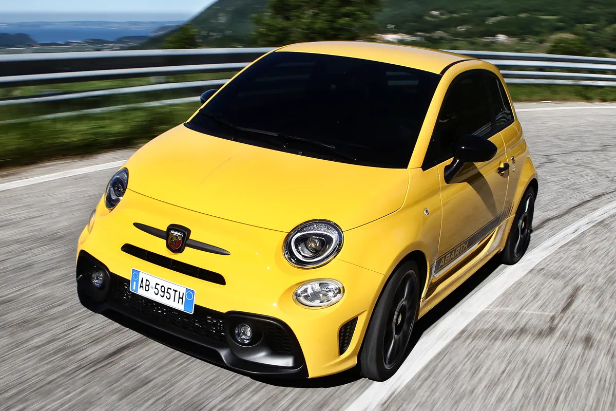 Rijd een Abarth 595 zakelijk vanaf 299 euro per maand