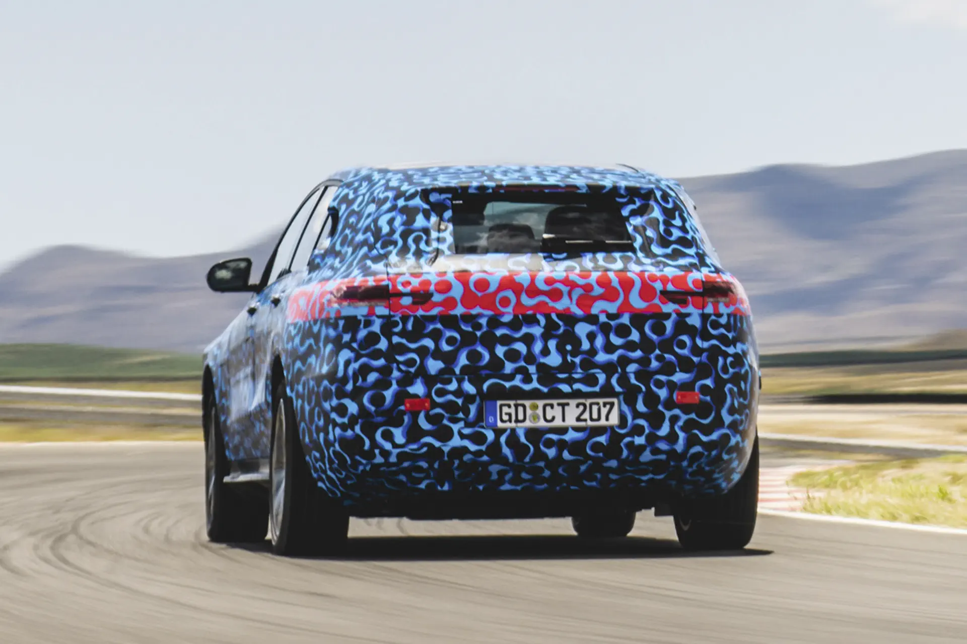 Stukje EQC van Mercedes-Benz te zien