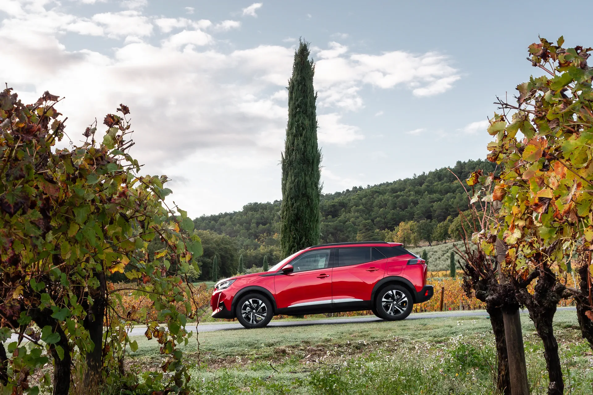 De nieuwe Peugeot 2008: nieuw design en verbeterde elektrische prestaties met een actieradius tot 406 kilometer voor de karakter
