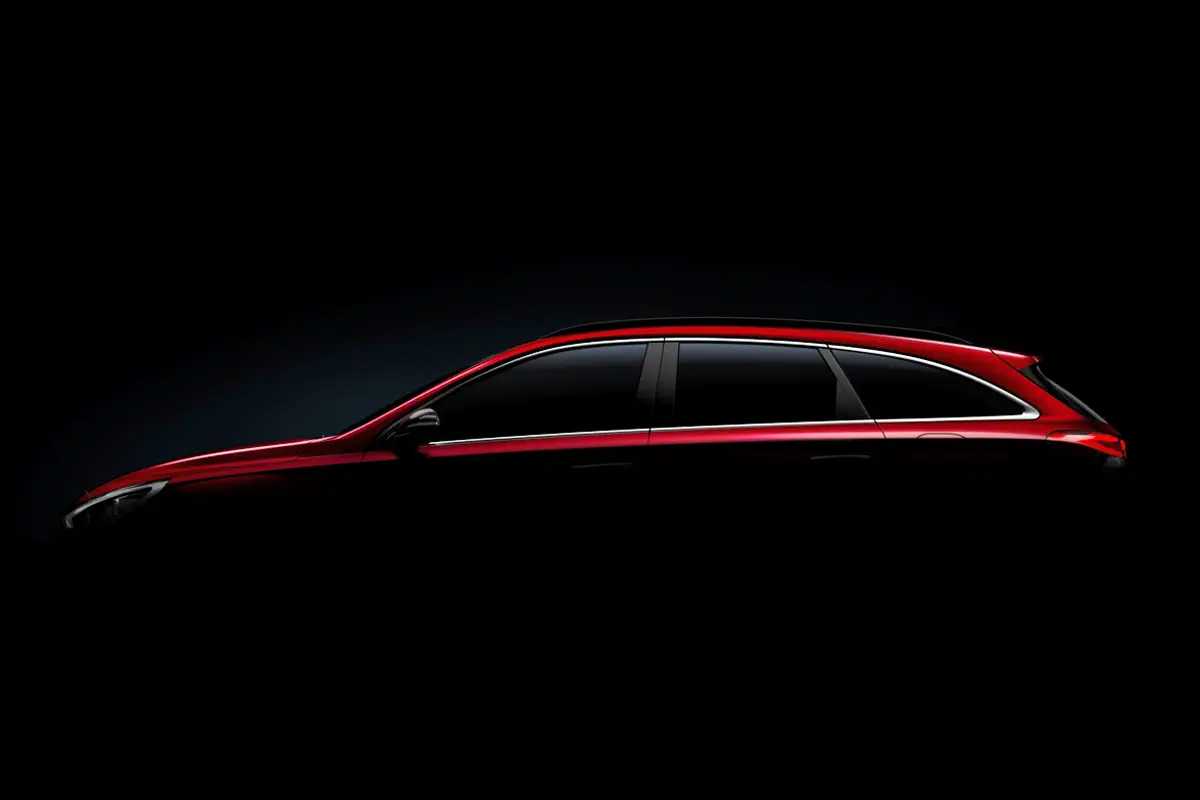 Hyundai i30 Wagon voor de helft in beeld