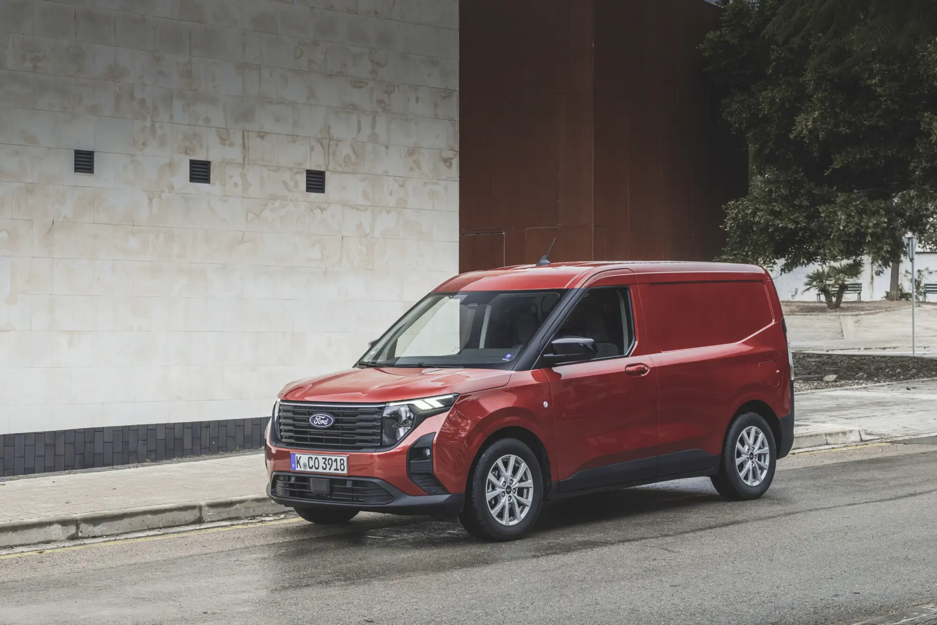 Nieuwe Ford Transit Courier verhoogt productiviteit met meer capaciteit en connectiviteit