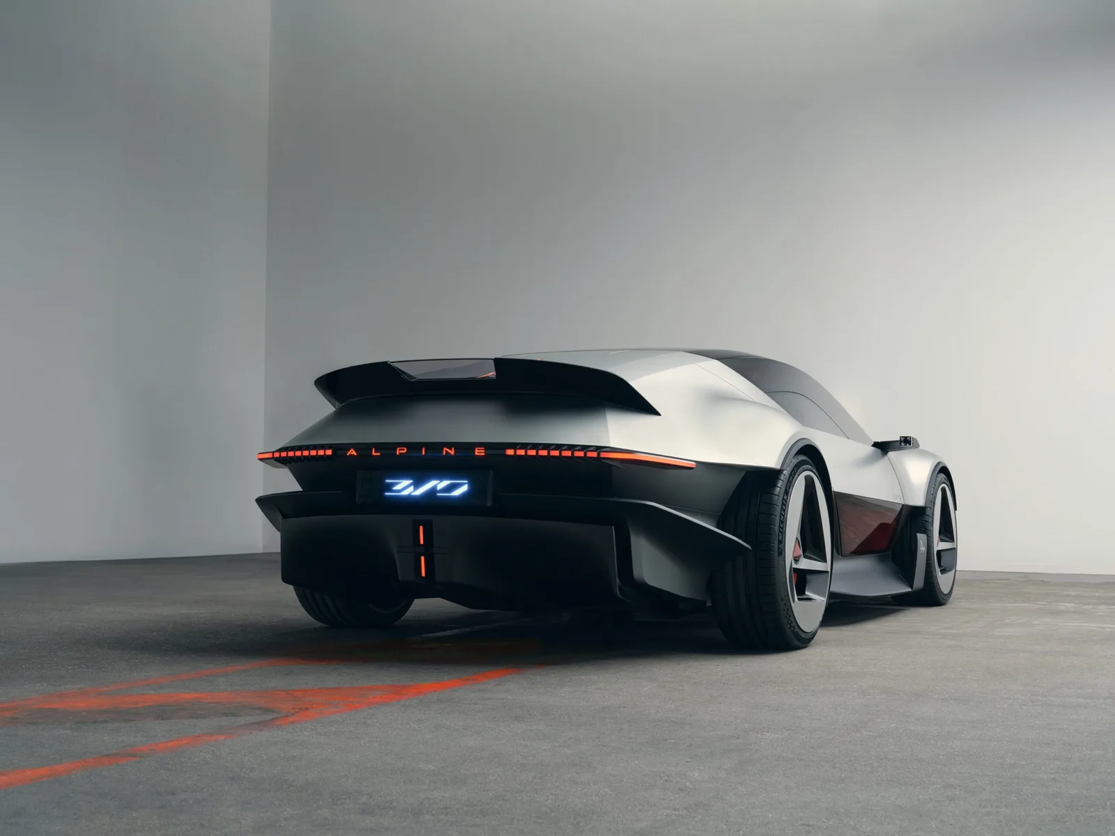 Alpine A310 VISION van schuin achteren met tweedelige achterspoiler en brede achterlichtstrook met A310-logo