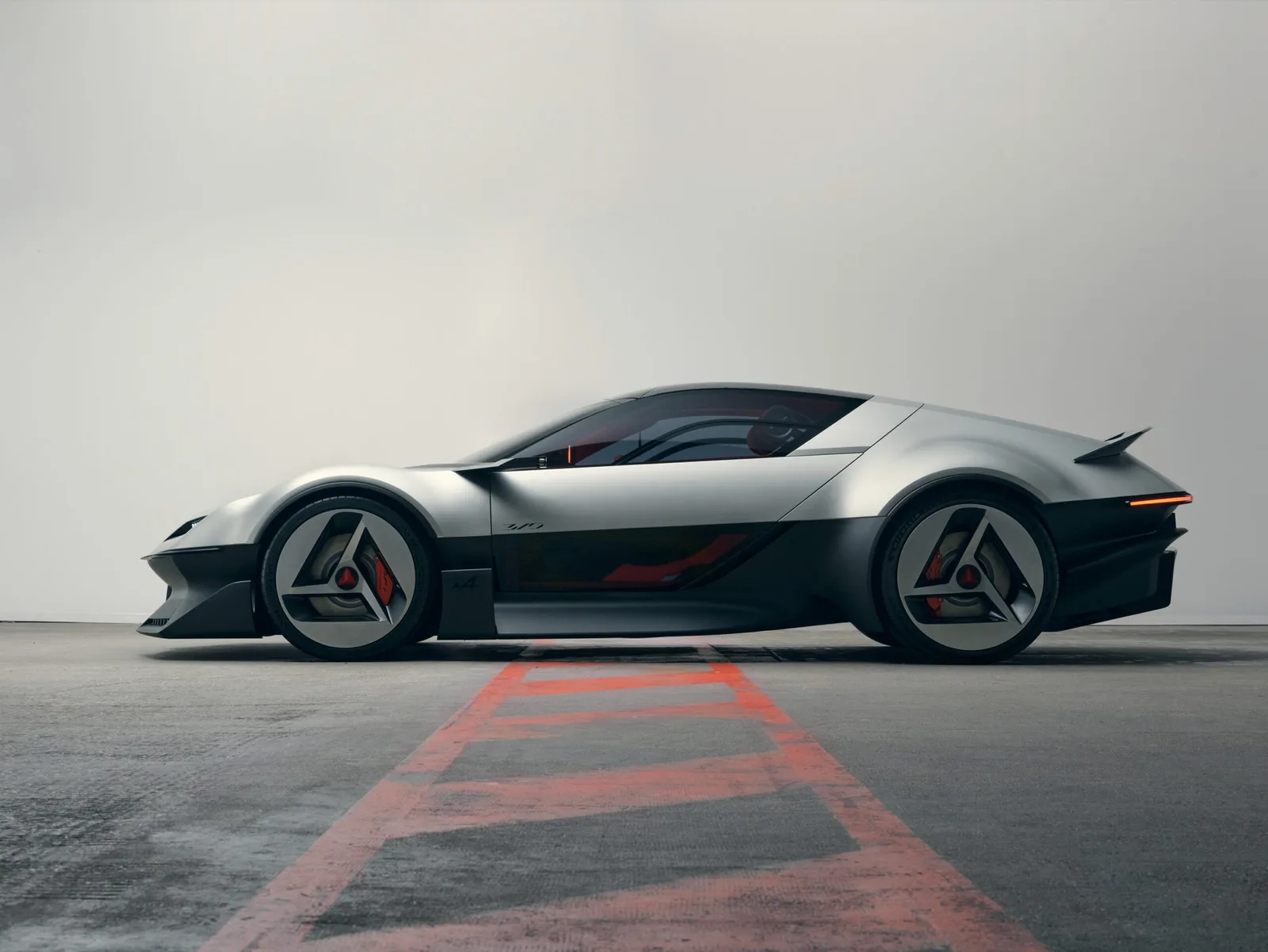 Zijaanzicht van de zilvergrijze Alpine A310 VISION met lage daklijn en A-vormige wielen