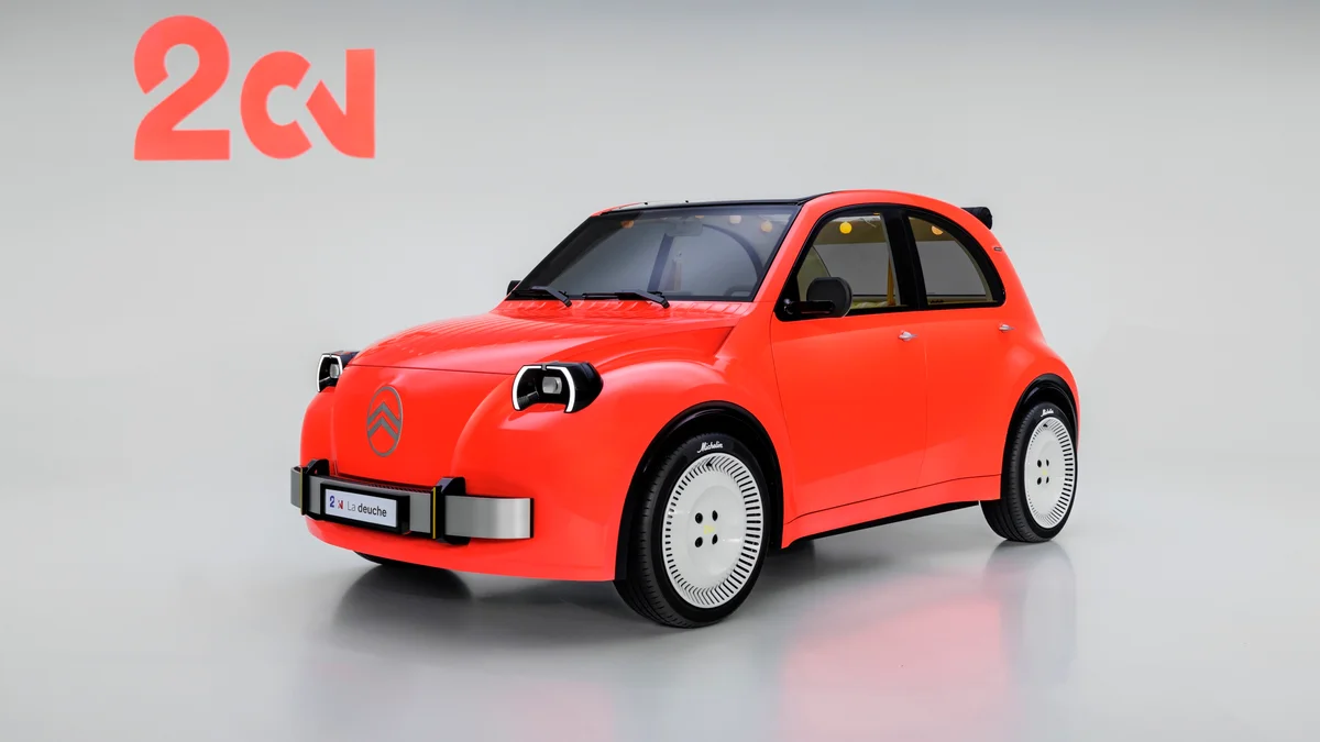 Rode Citroën 2 CV Concept van schuin voren in een lichte studio, met het 2CV-logo op de achtergrond