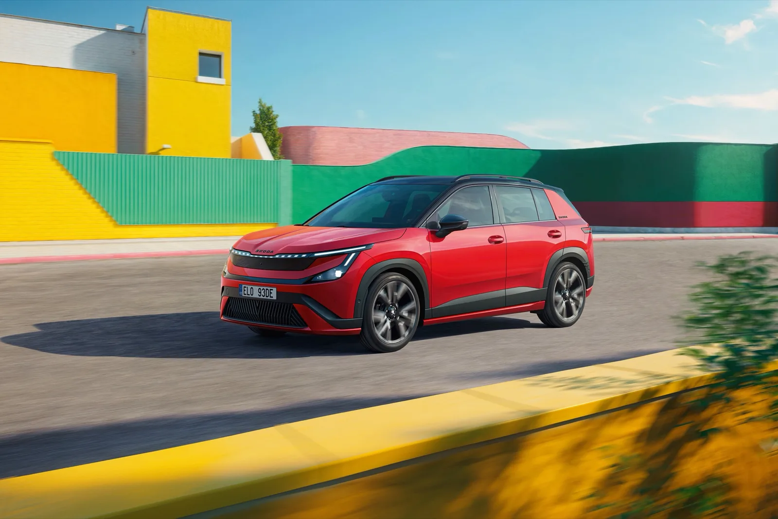Rode Škoda Epiq Sportline rijdend door een bocht, van schuin voren