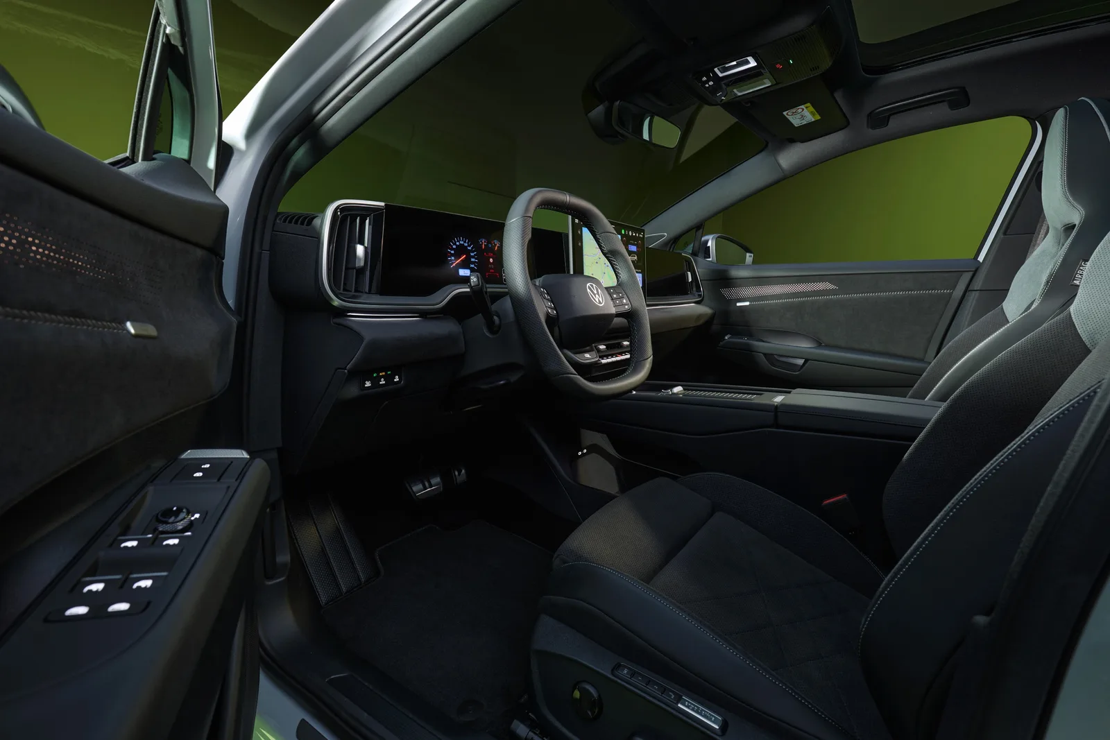 Interieur van de Volkswagen ID. Tiguan met stuur, digitaal display en sportstoelen