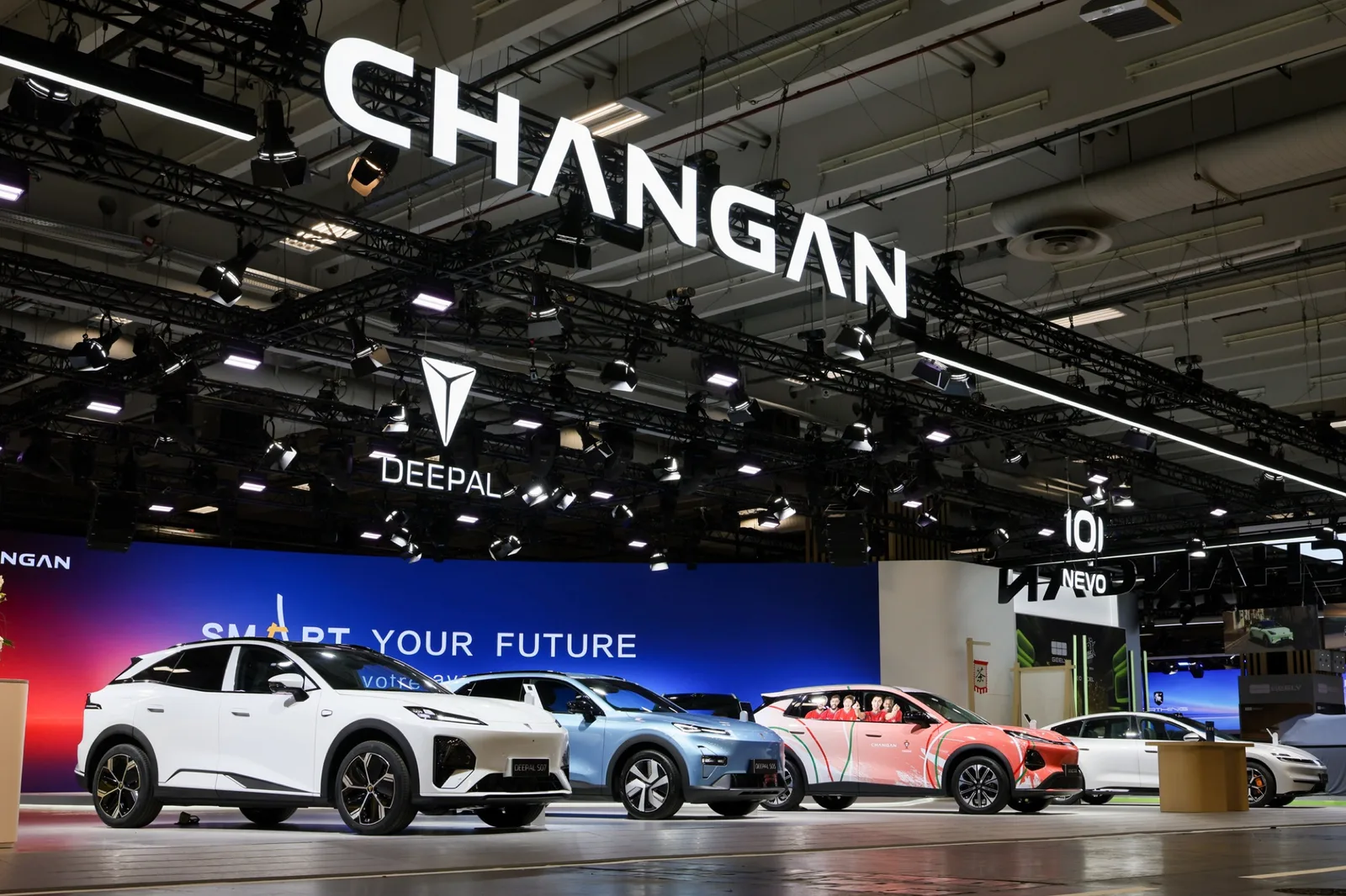 Stand van Changan en Deepal op de autosalon van Parijs met een witte Deepal S07 vooraan