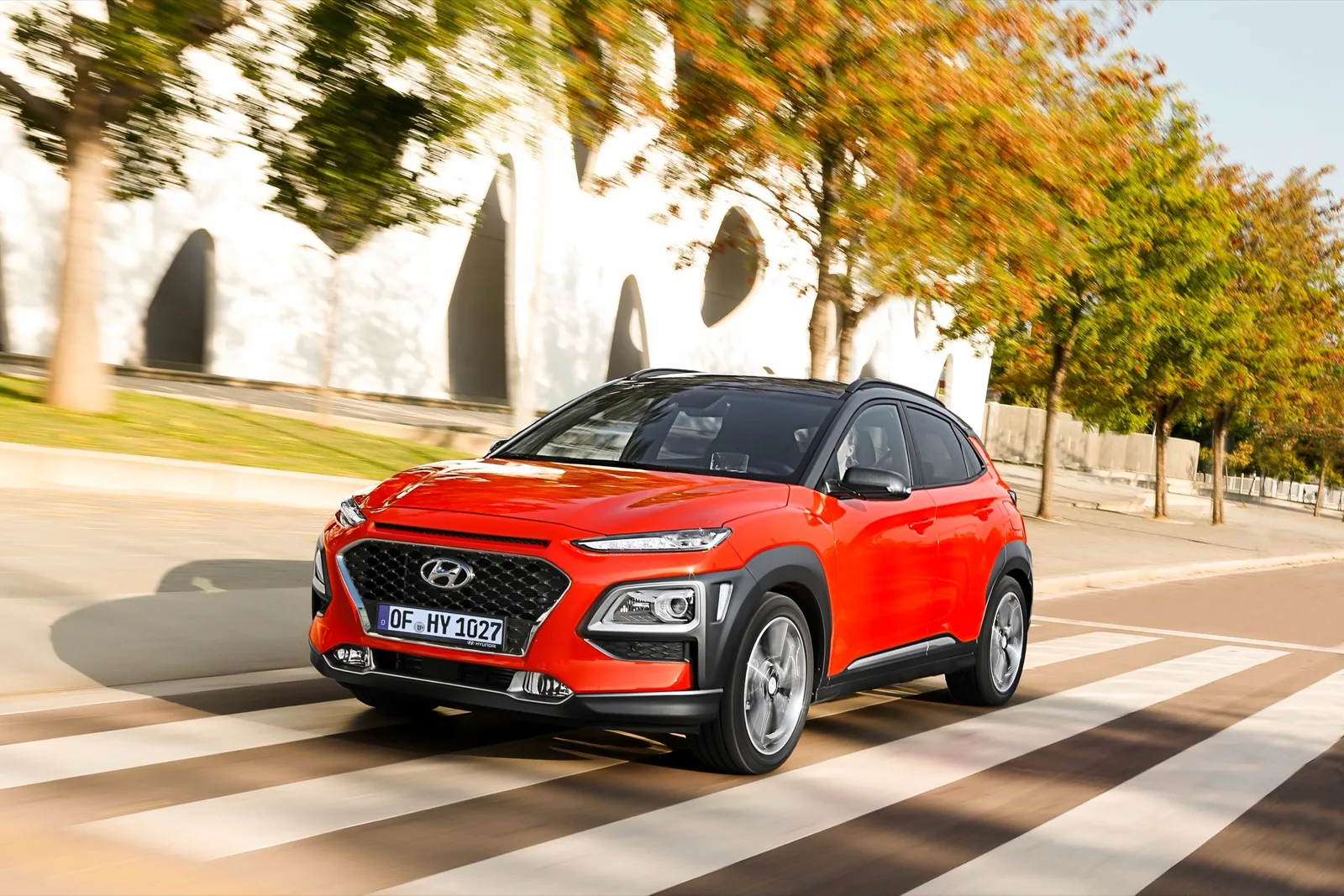 Rode Hyundai Kona van de eerste generatie rijdend door de stad