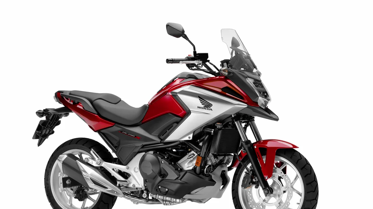 Honda NC750X uit 2018 van schuin voren in een witte studio