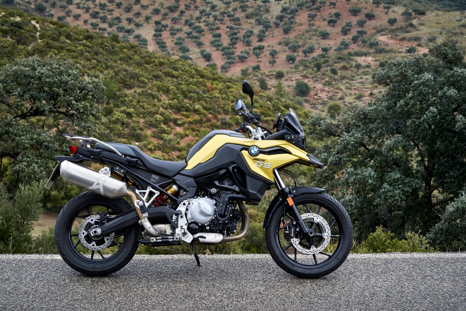Gele BMW F 750 GS van opzij, buiten geparkeerd