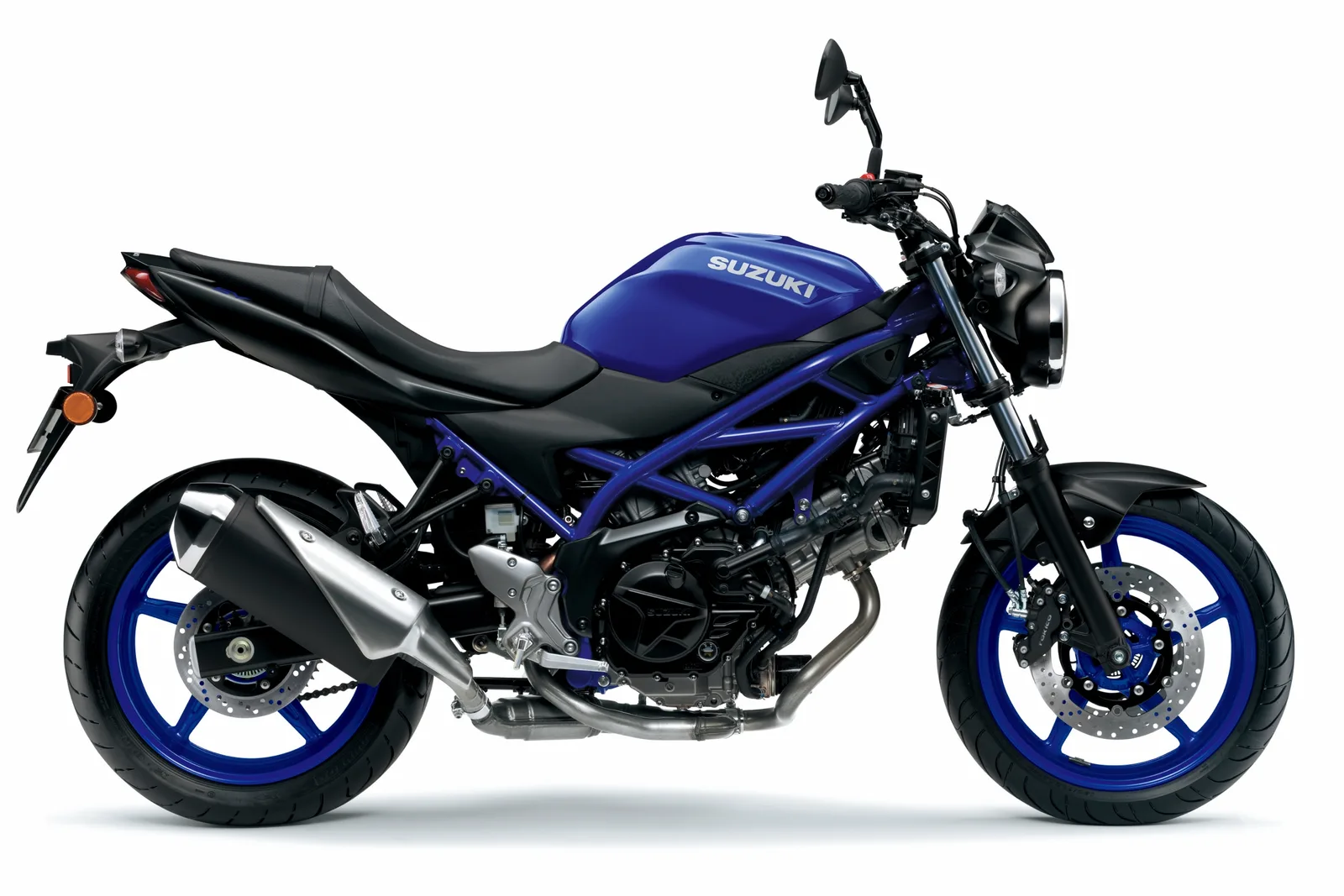 Suzuki SV650 van opzij in een studio