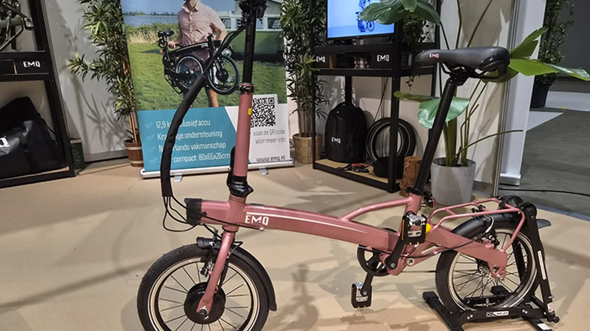 EMQ lanceert roze vouwfiets ter ondersteuning van Pink Ribbon