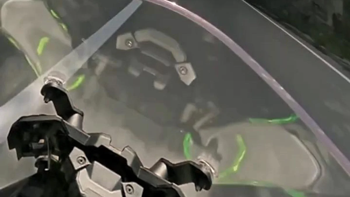 Kawasaki onthult Versys 900 voor 2027 in teaservideo