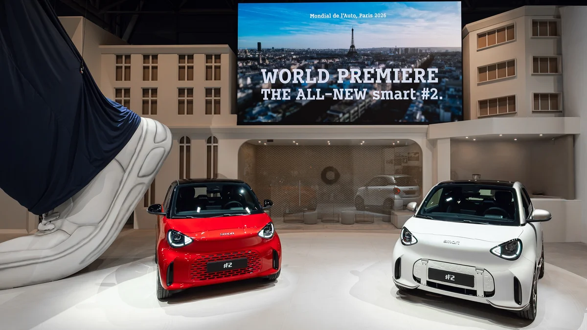 Een rode en een witte smart #2 op het podium van de wereldpremière op de autosalon van Parijs 2026