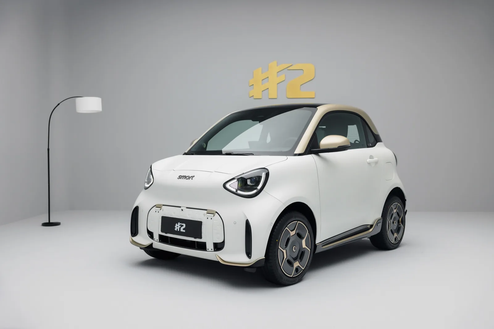 Matwitte smart #2 Couture Edition met gouden dak in een studio, met een gouden #2-logo erboven