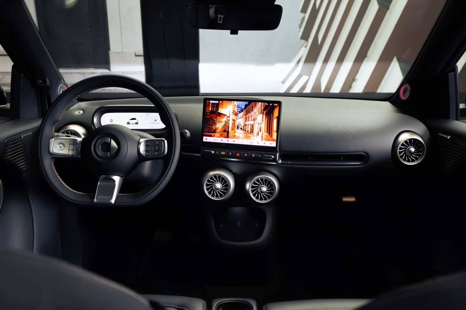 Dashboard van de smart #2 Premium met rond stuur, digitaal display achter het stuur en groot middenscherm