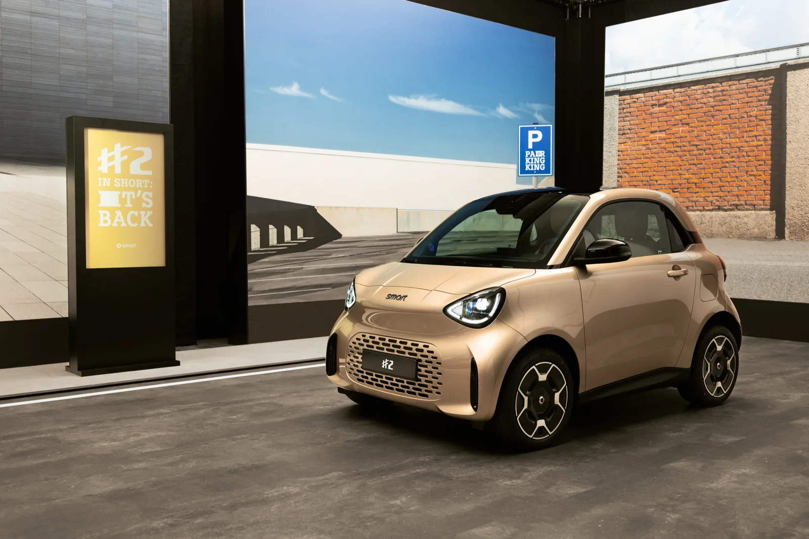 Goudkleurige smart #2 Premium van schuin voren op een beursstand