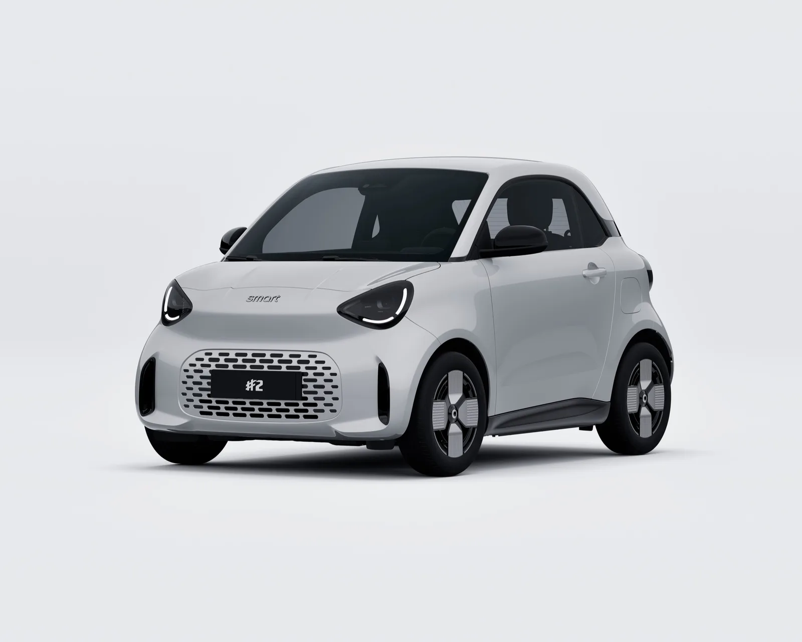 Witte smart #2 Pure van schuin voren in een lichte studio