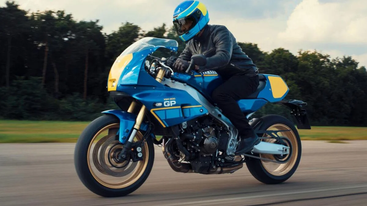 Yamaha introduceert de 2027 XSR900GP met Legend Blue-kleurstelling