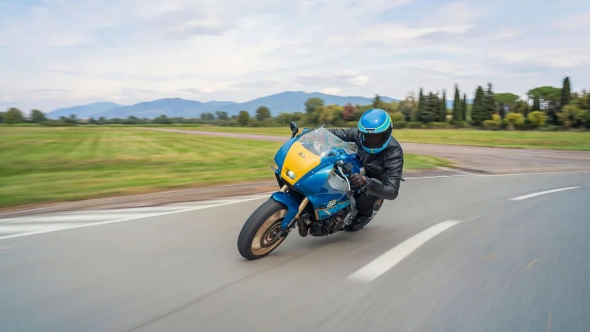 Yamaha XSR900 GP 2027: Nieuwe Kleurstelling Eert Christian Sarron