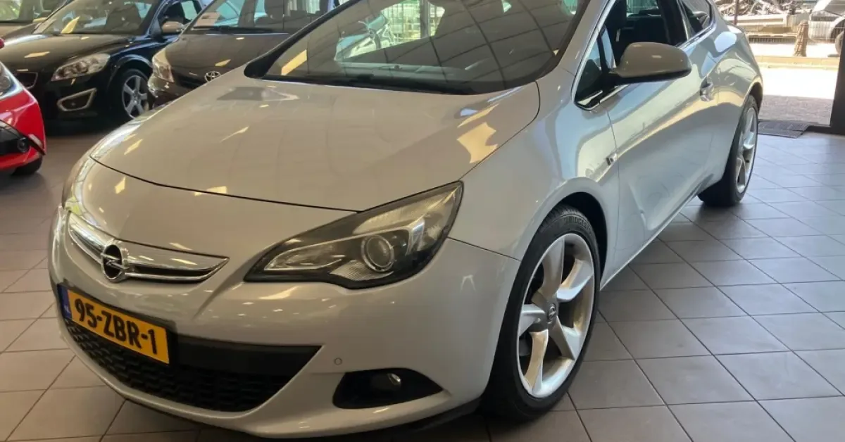 Opel Astra (2012) — foto 1