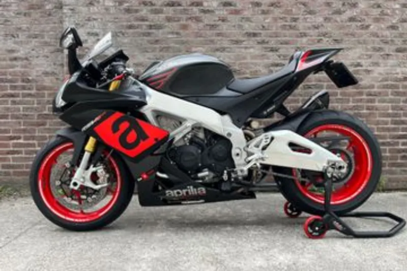 Aprilia RSV4 (2016)