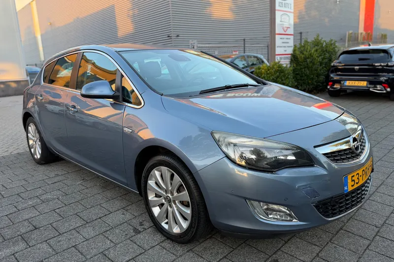 Opel Astra (2011)
