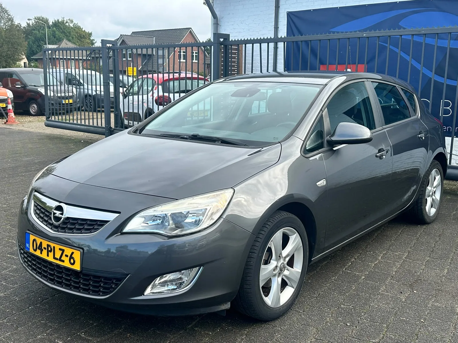 Opel Astra (2011) — foto 1