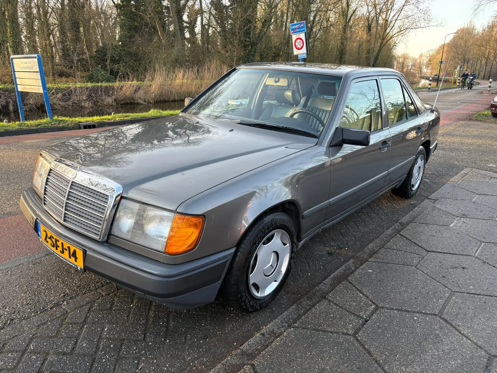 Mercedes-Benz 200-500 (1989) — foto 1