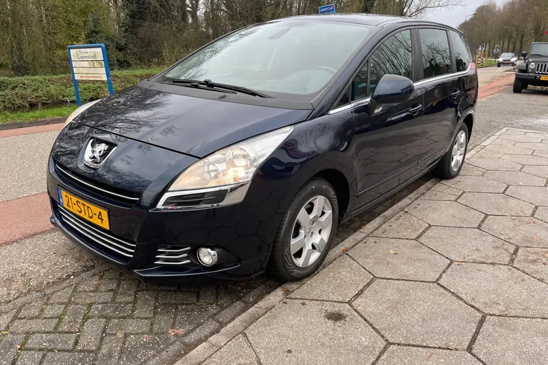 Peugeot 5008 (2011)