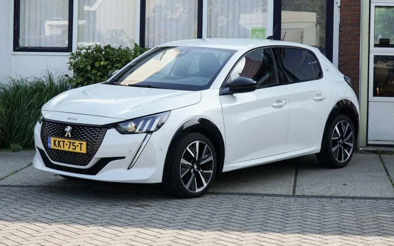 Peugeot 208 (2022) — foto 1