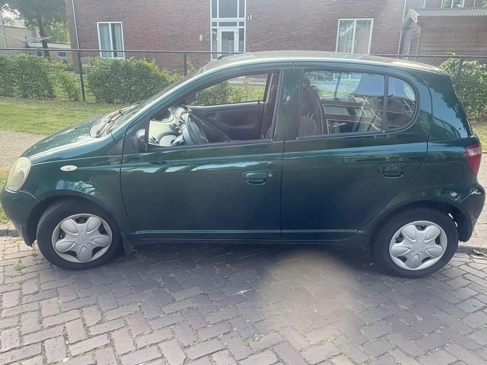 Toyota Yaris (2001) — foto 1