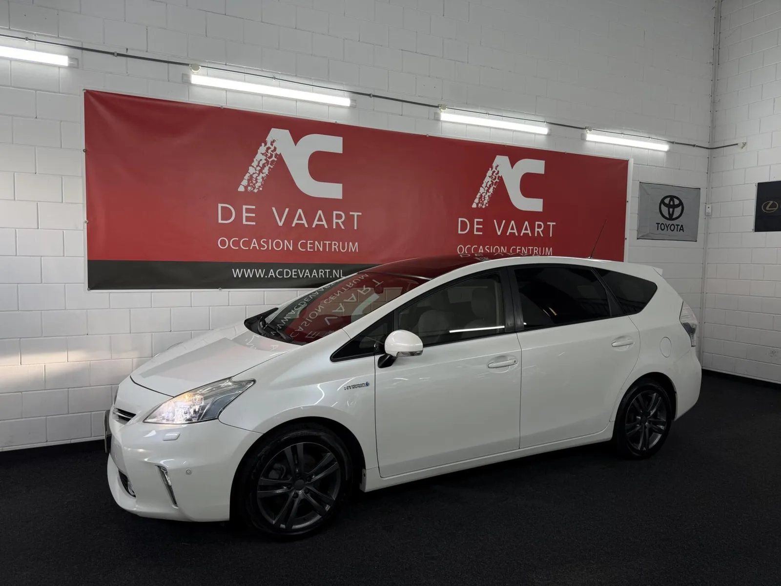 Toyota Prius Wagon (2012) — foto 1