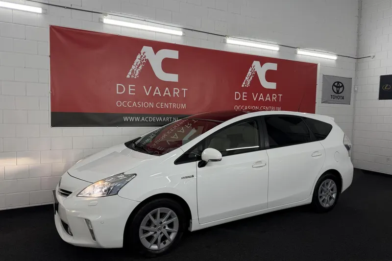 Toyota Prius Wagon (2013)