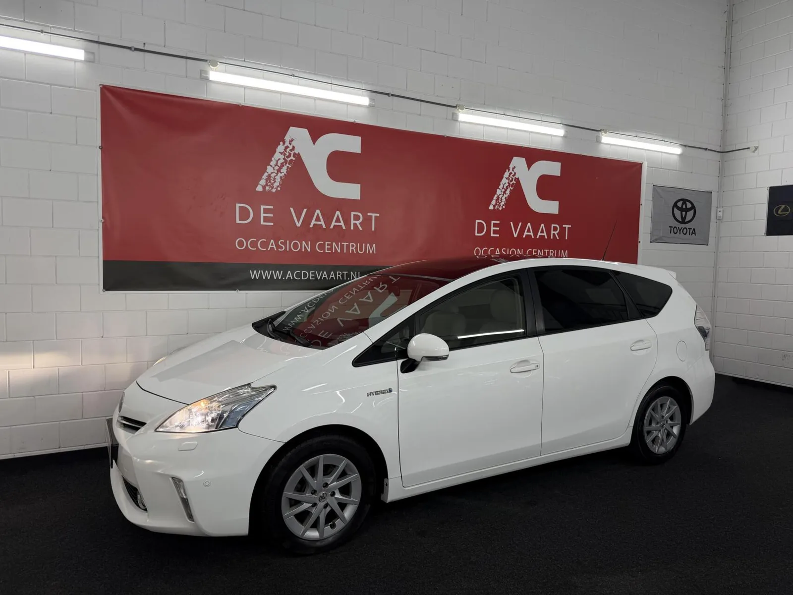 Toyota Prius Wagon (2013) — foto 1