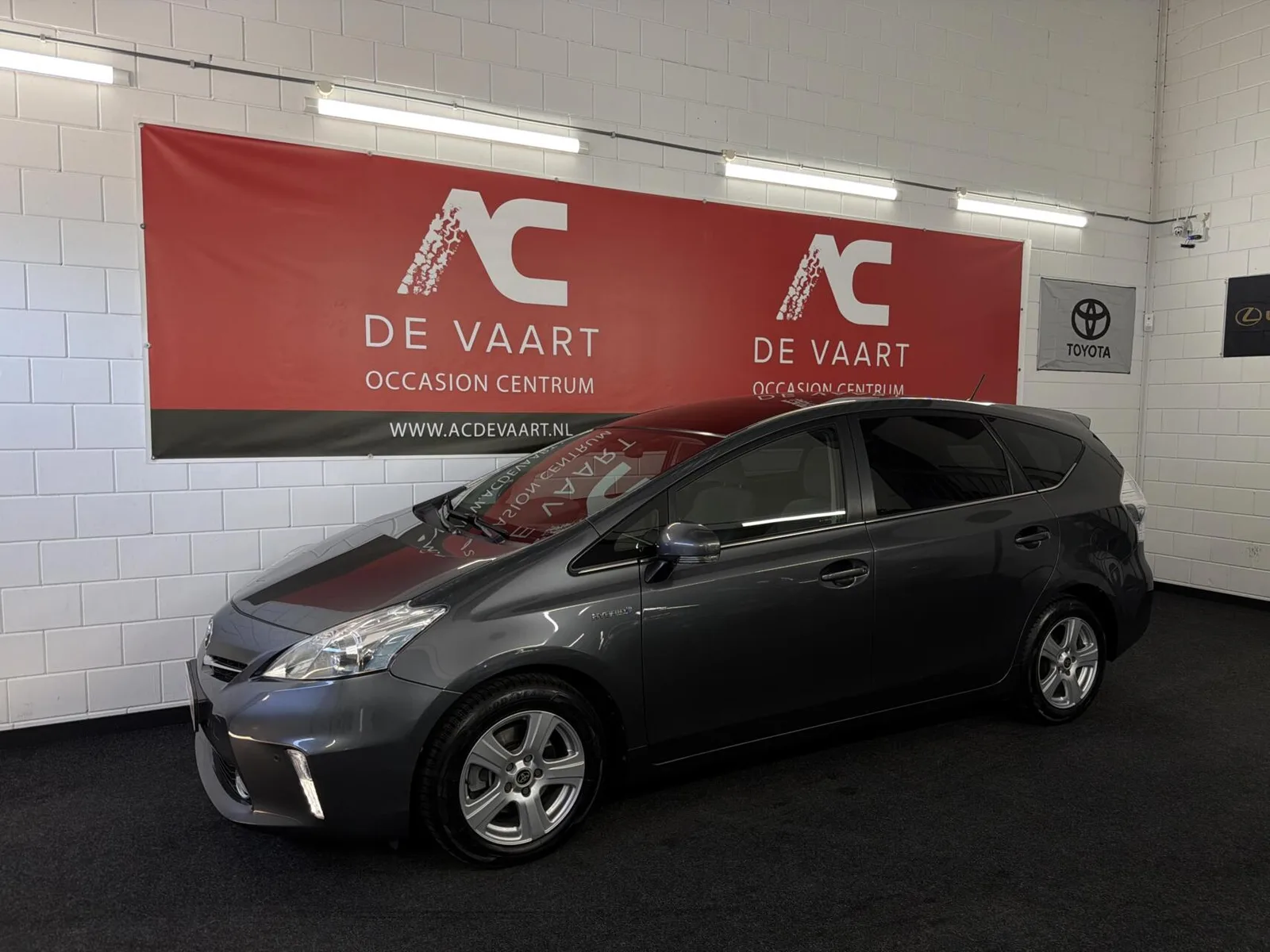 Toyota Prius Wagon (2014) — foto 1