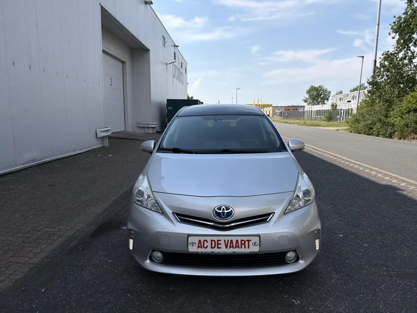 Toyota Prius Wagon (2012) — foto 1