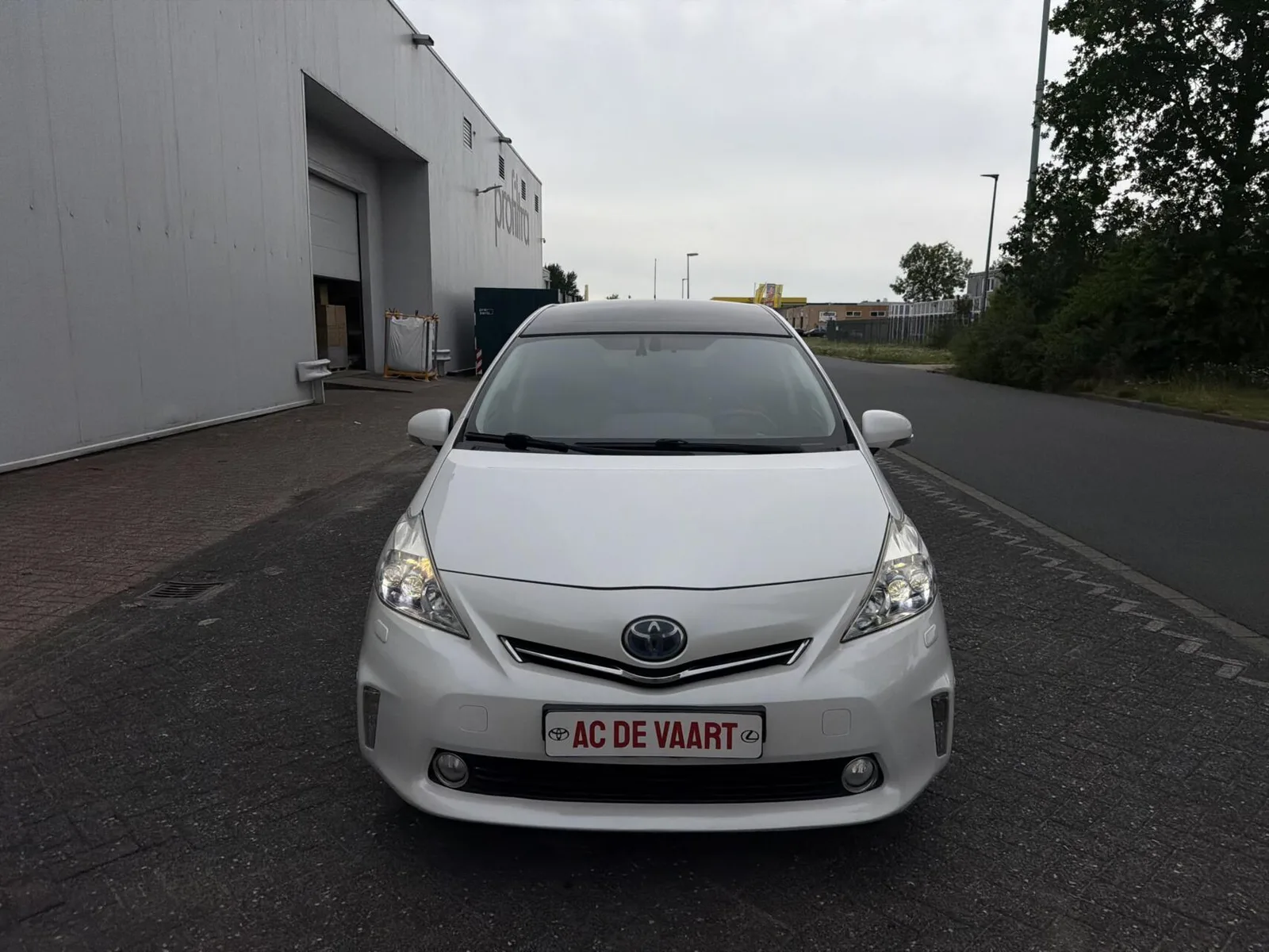 Toyota Prius Wagon (2012) — foto 1
