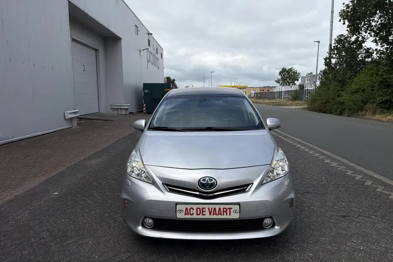 Toyota Prius Wagon (2014)