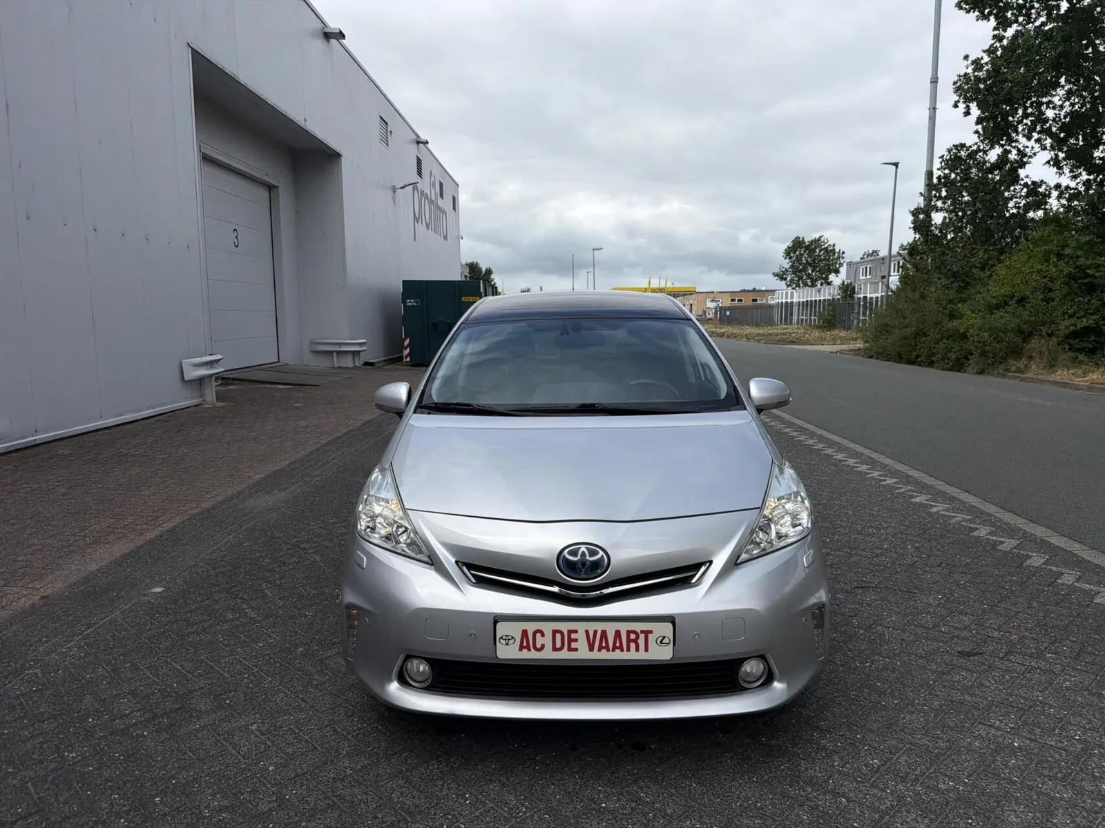 Toyota Prius Wagon (2014) — foto 1