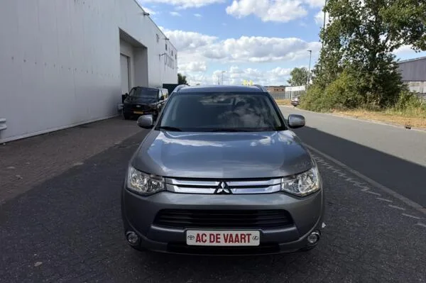 Mitsubishi Outlander (2015) — foto 1