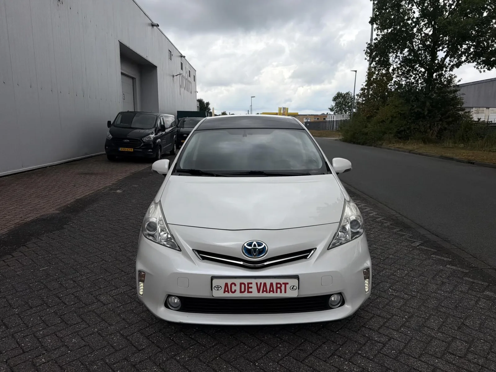 Toyota Prius Wagon (2013) — foto 1