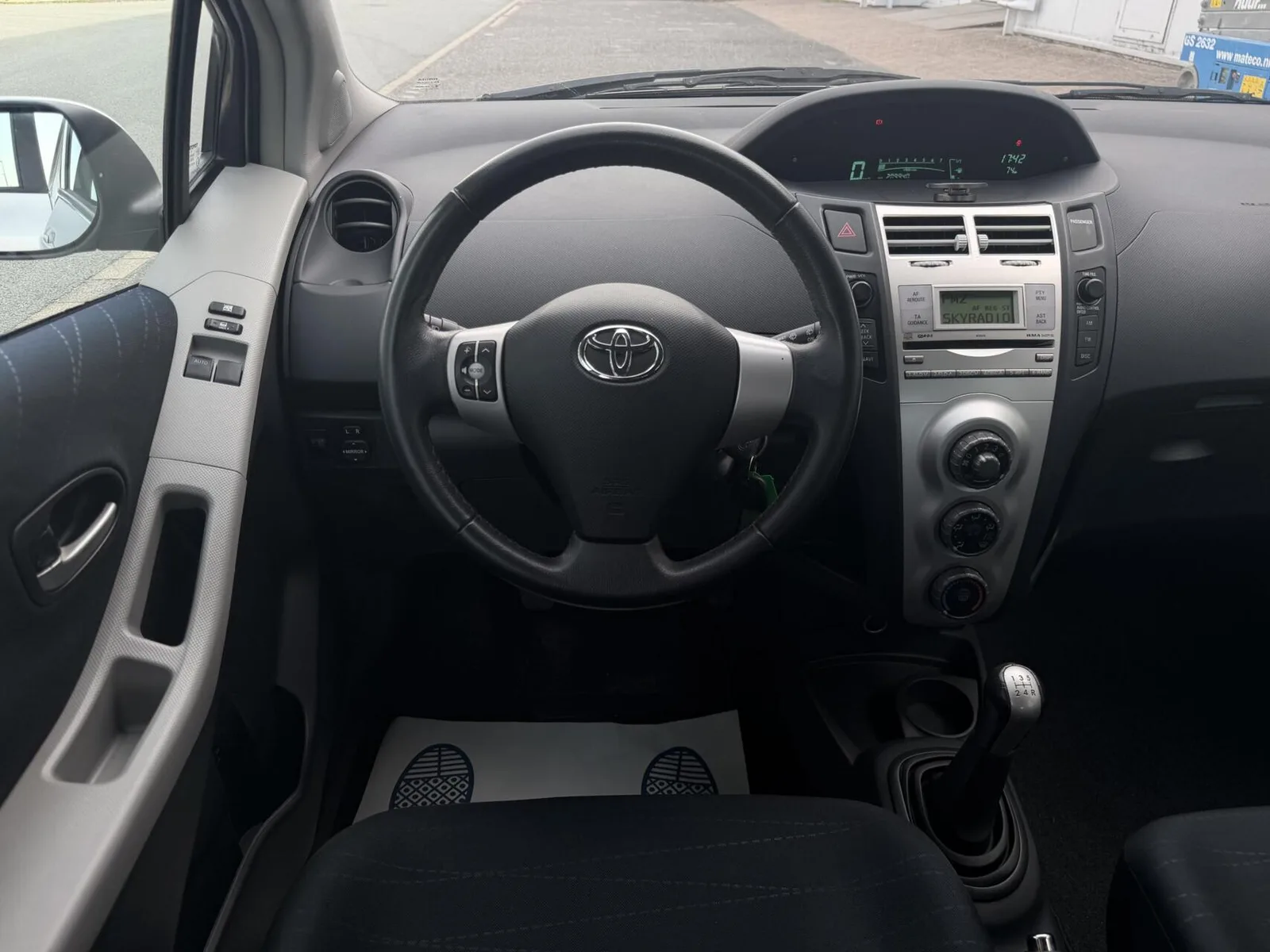 Toyota Yaris (2008) — foto 1