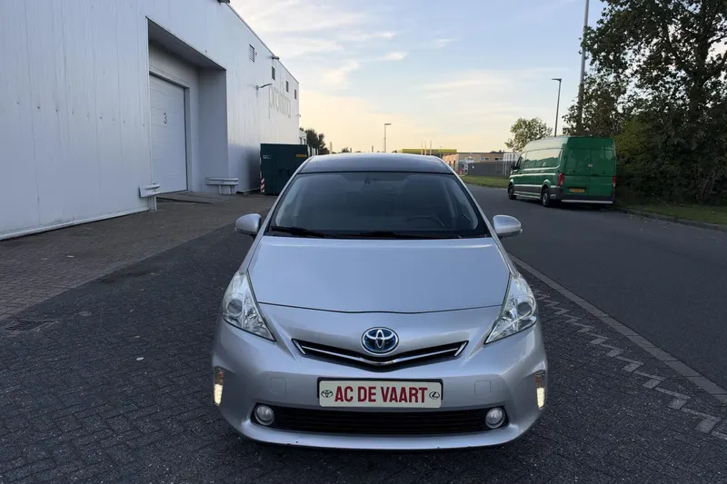 Toyota Prius Wagon (2013)