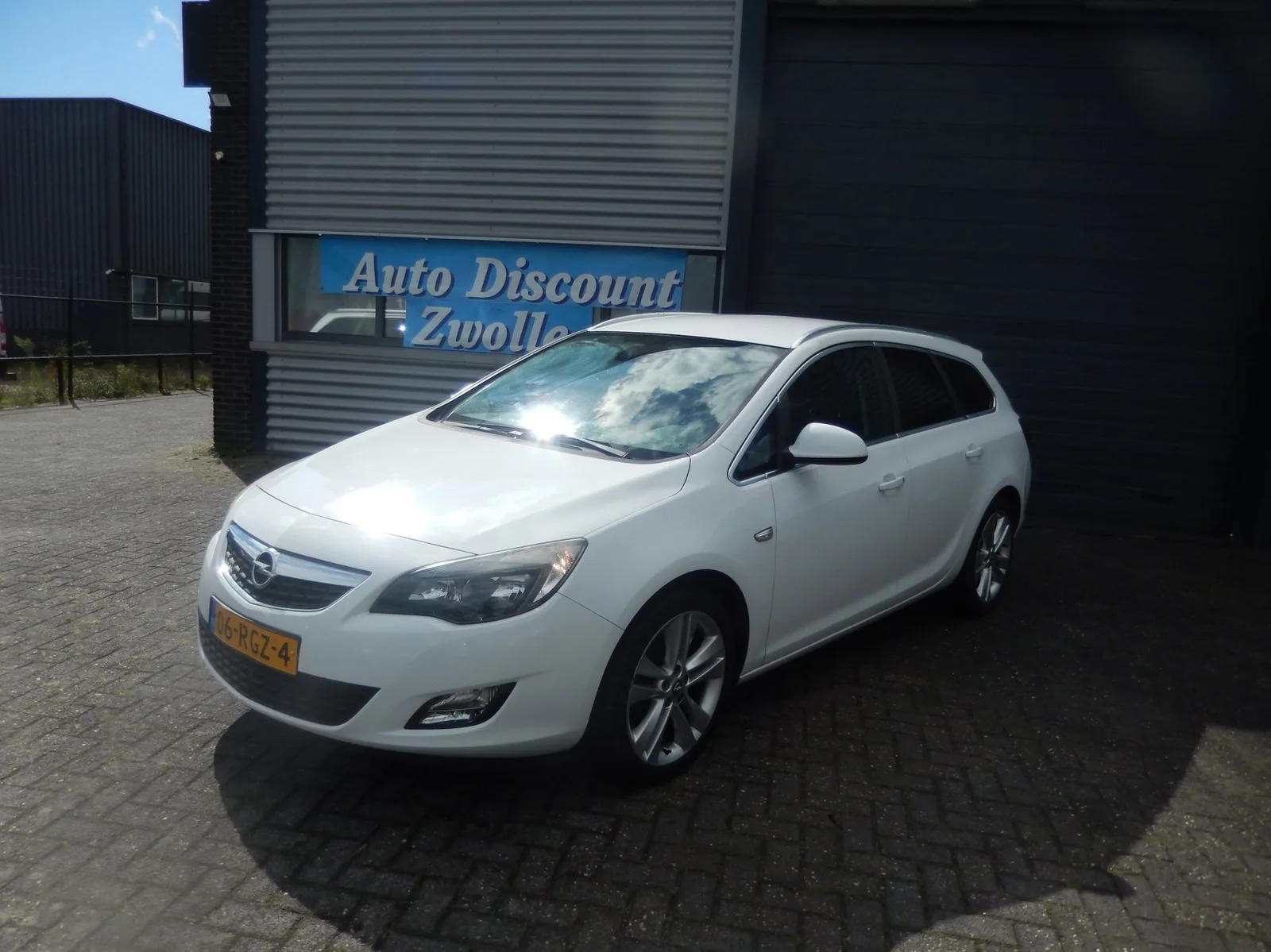 Opel Astra Sports Tourer (2011) — foto 1