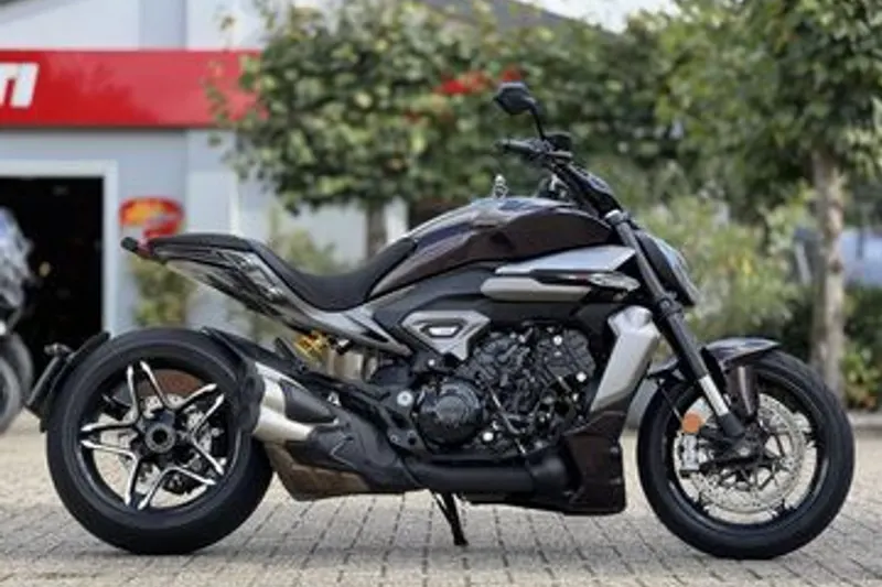 Ducati Diavel V4 (2025)