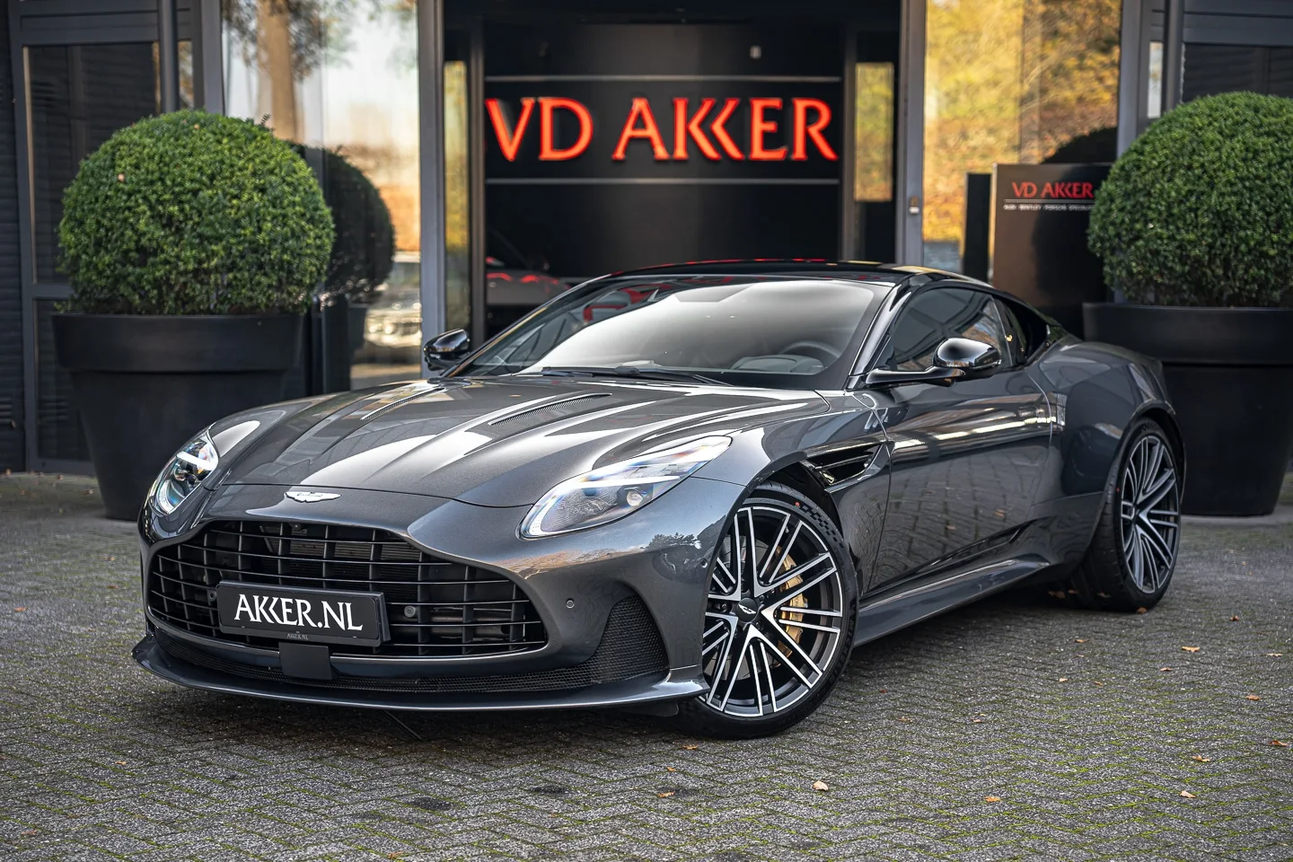 Aston Martin DB12 V8 (2025) — foto 1