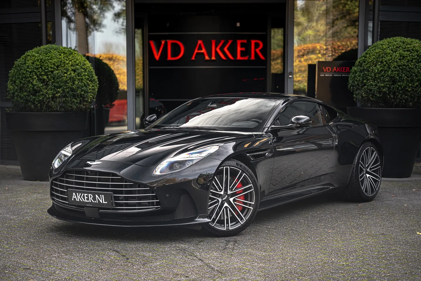 Aston Martin DB12 (2024) — foto 1
