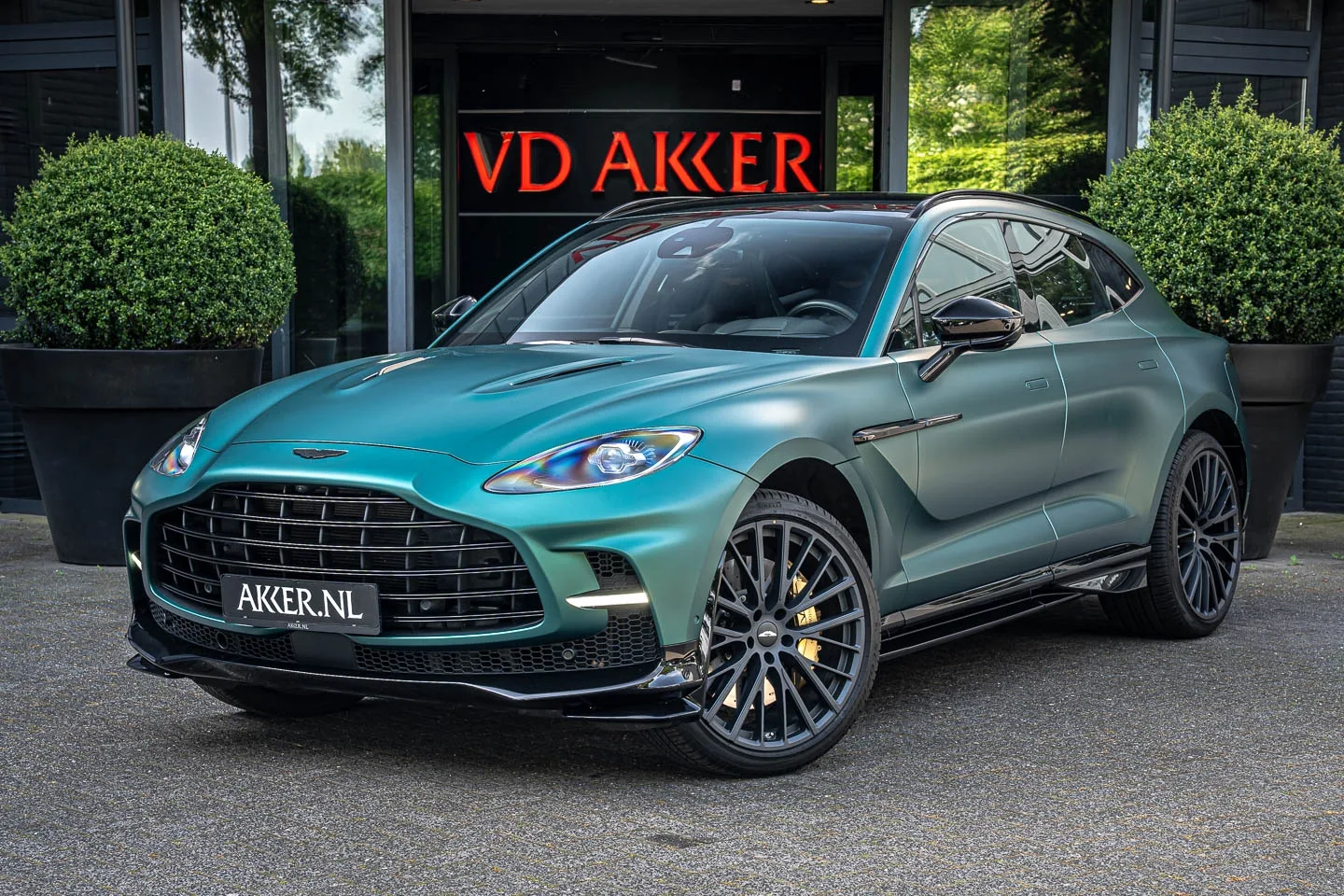 Aston Martin DBX 707 (2023) — foto 1