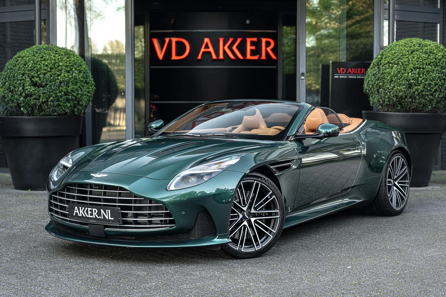 Aston Martin DB12 (2025) — foto 1